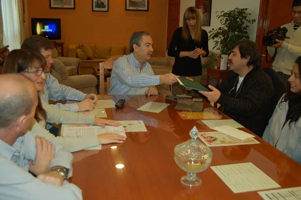 Jorge Martín entrega la documentación a Jorge Cureda.