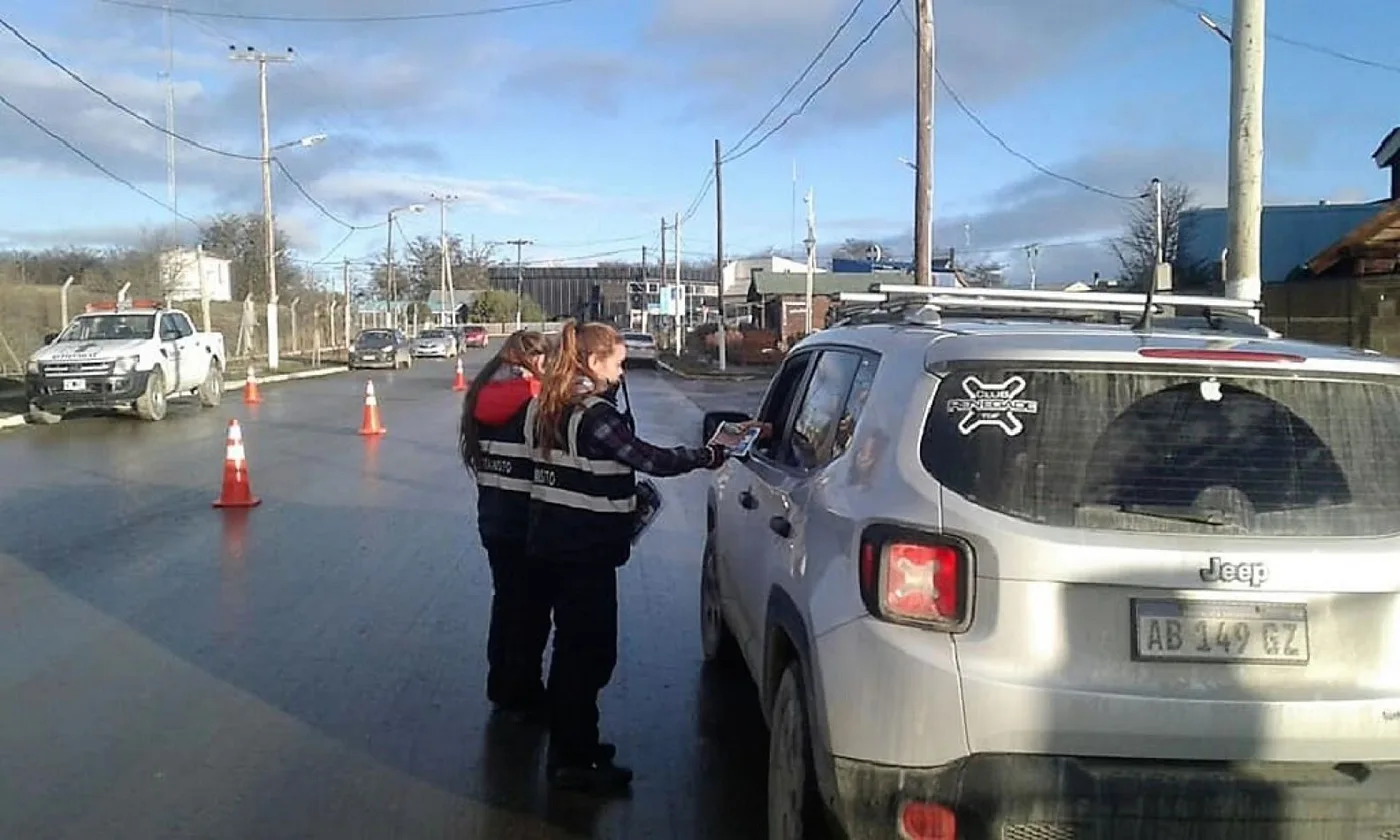 Intenso trabajo del personal de Tránsito en Tolhuin.