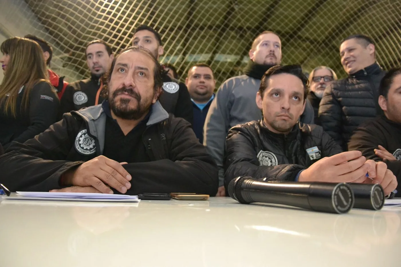 Oscar Martínez junto a Marcos Linares y otros dirigentes brindaron una conferencia de prensa en el gimnasio de la UOM.