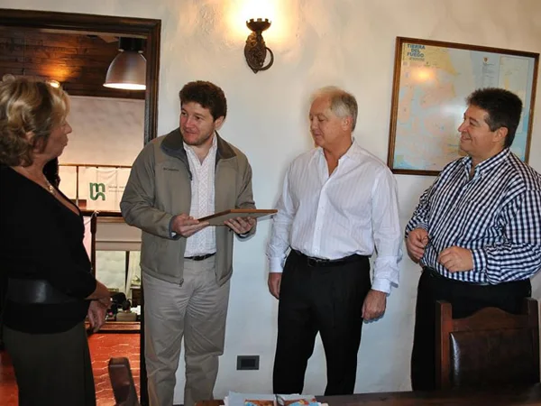 Gustavo Melella entrega el Decreto a las autoridades de la firma homenajeada.