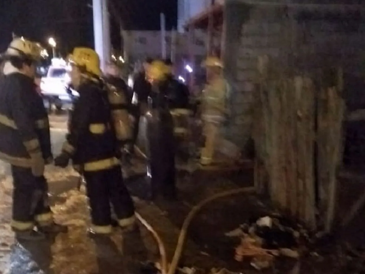 Bomberos trabajaron arduamente para controlar las llamas.