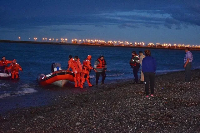 Prefectura rescató a dos pescadores en la zona de Punta Popper