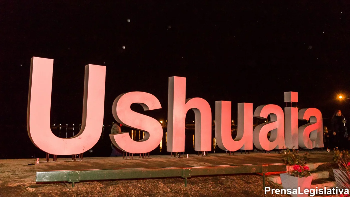 Inauguran el hito urbano en la bahía Ushuaia