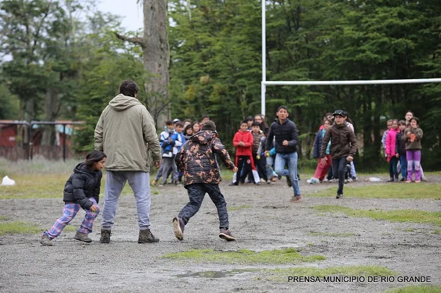 Chicos riograndenses, de las colonias de vacaciones, de campamento en Tolhuin