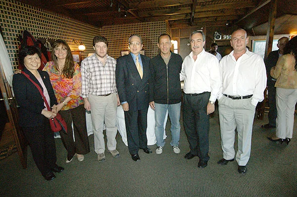 El embajador Lee junto a Rubén Sciutto, Jorge Martín, Gustavo Melella y funcionarios municipales.
