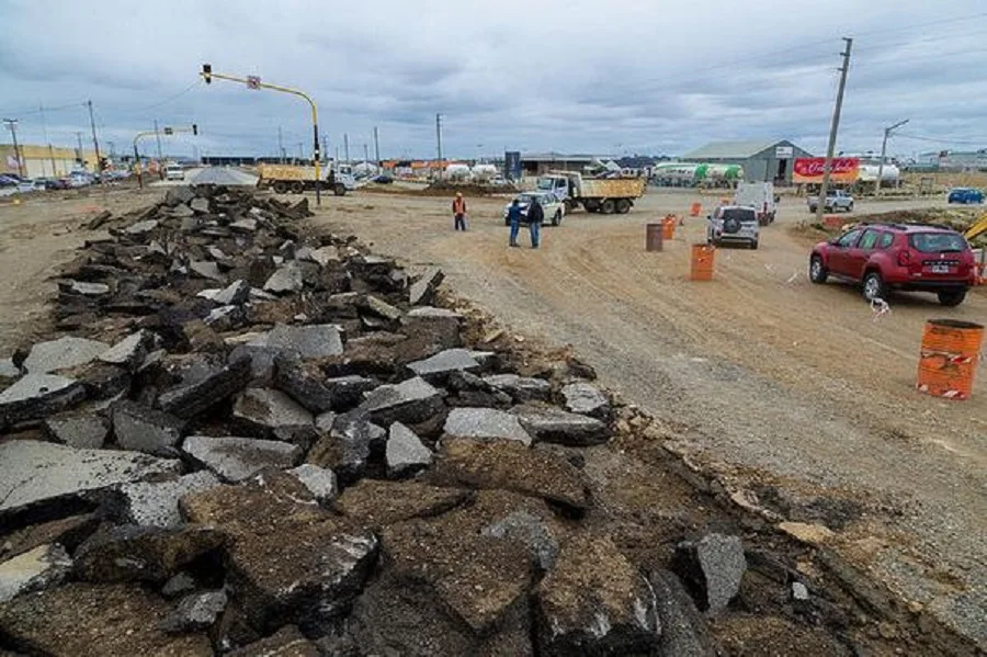 Continúa la construcción de la rotonda de acceso a chacra XIII