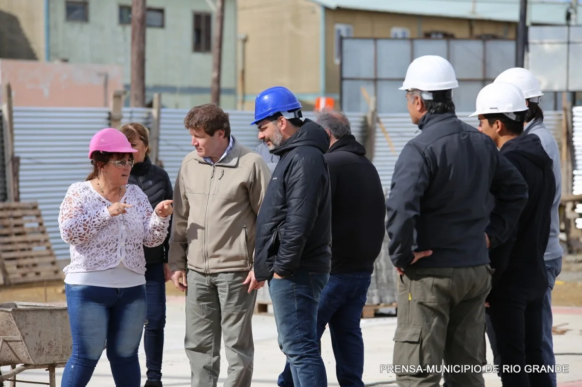 El intendente Melella visitó la construcción de la nueva plaza del intevu