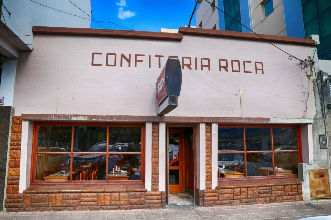 Un aniversario particular: La confitería El Roca va camino a los 50