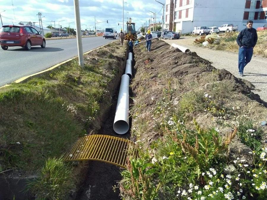 Se lleva adelante entubamiento del pluvial en la colectora paralela a la ruta 3