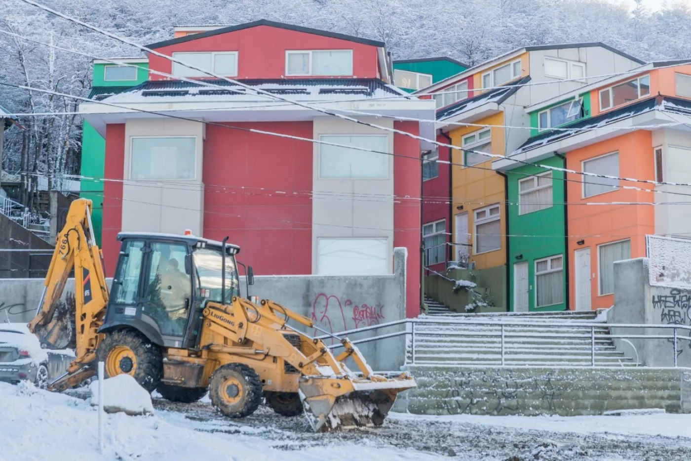 Máquinas quitan la nieve en toda la ciudad.