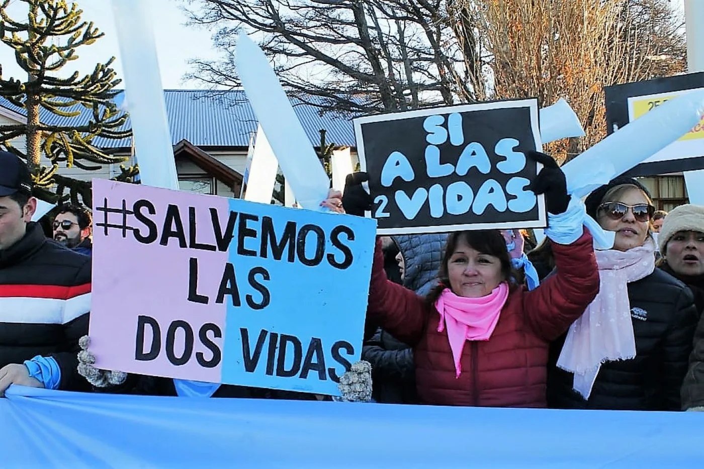 Cientos de vecinos frente al Municipio de Río Grande.