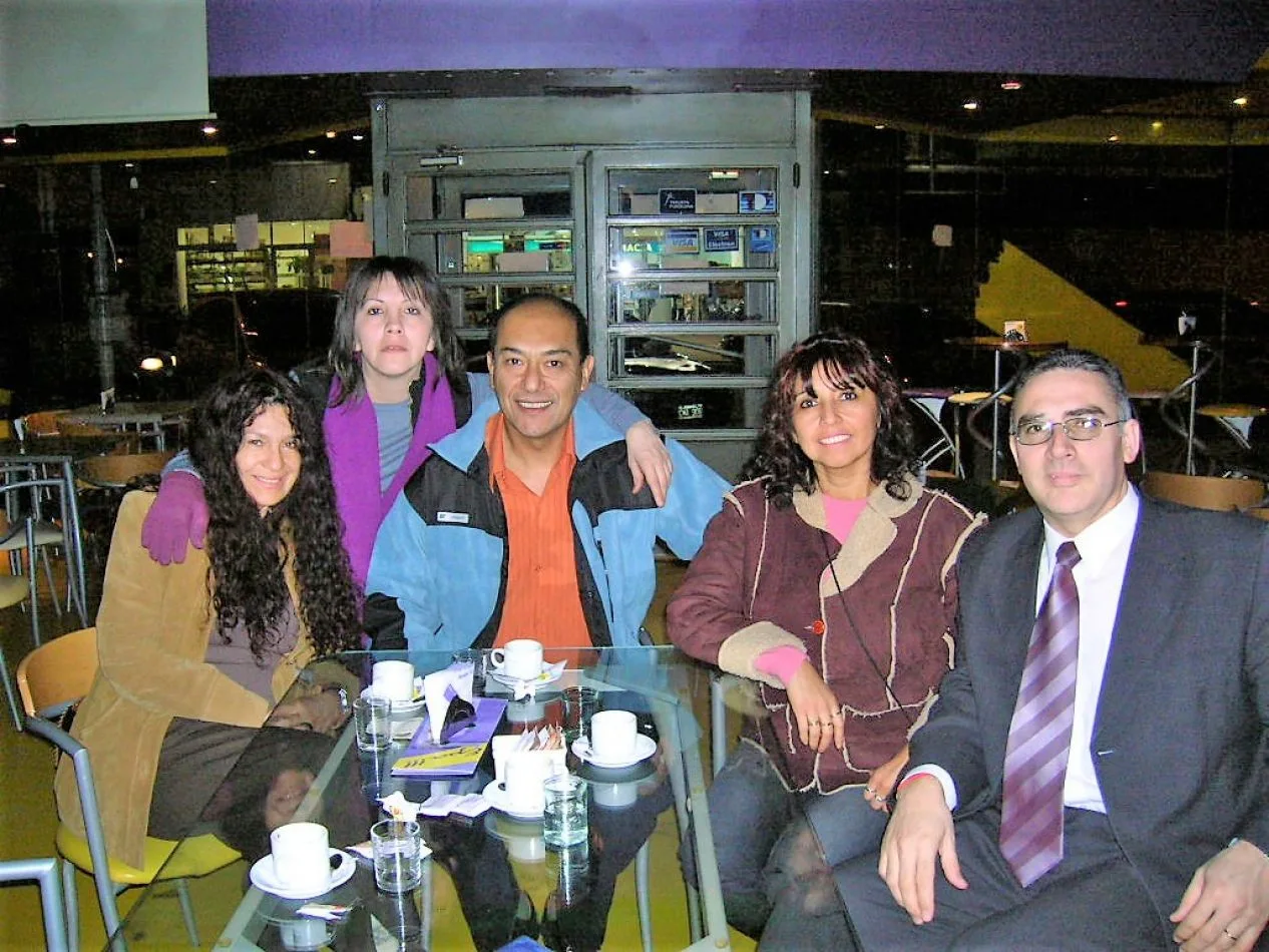 En la imagen, los protagonistas de la primera juntada a la que se convocó para festejar el Día del Locutor. Fue en el café EPA en 2008. En la foto: Ma