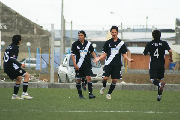 Juan Jiménez festeja el primer gol de su equipo. Fue la figura del partido.