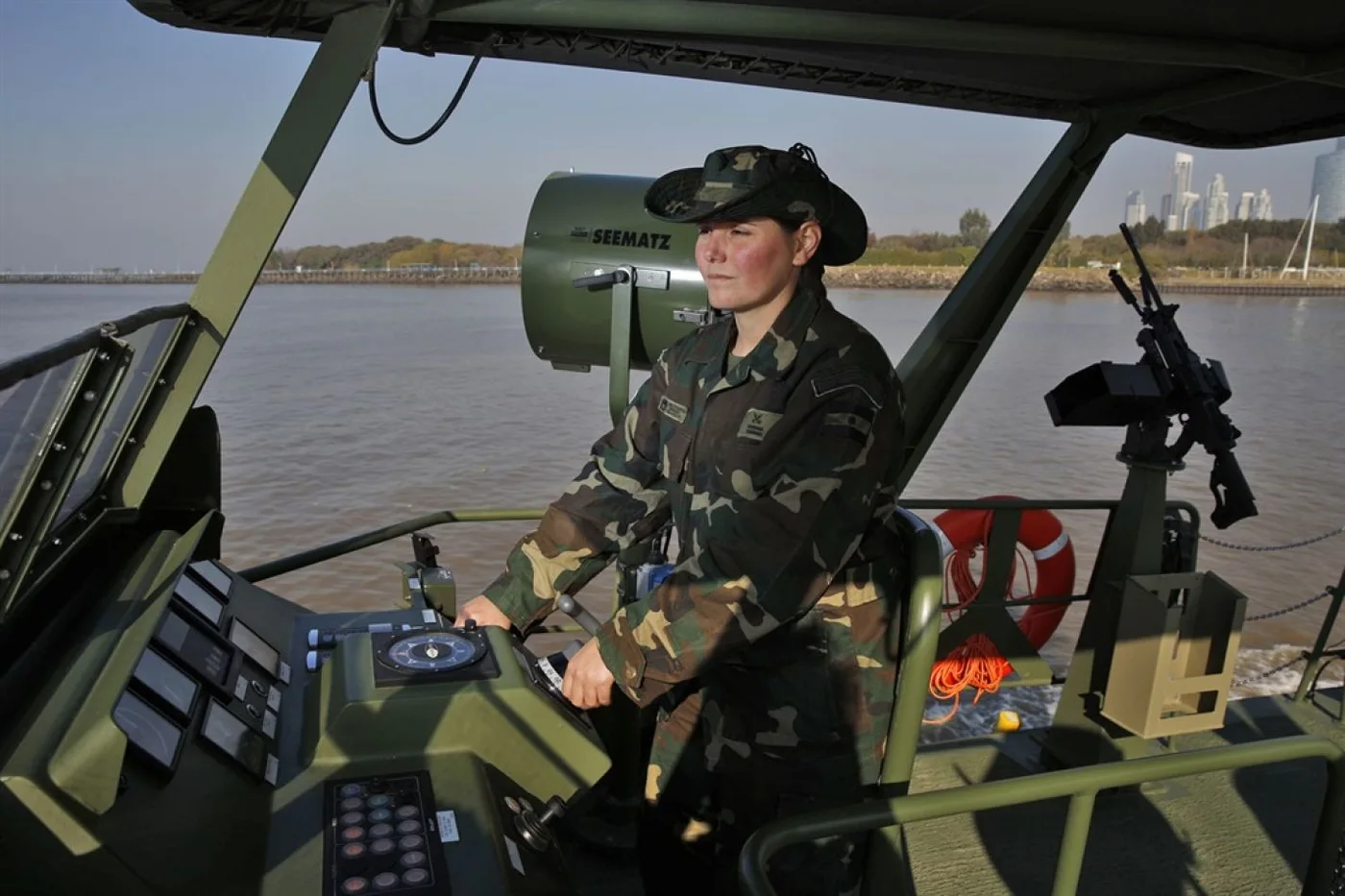 La subprefecta Lorena Franceschi forma parte de la segunda promoción de mujeres de la Prefectura Naval