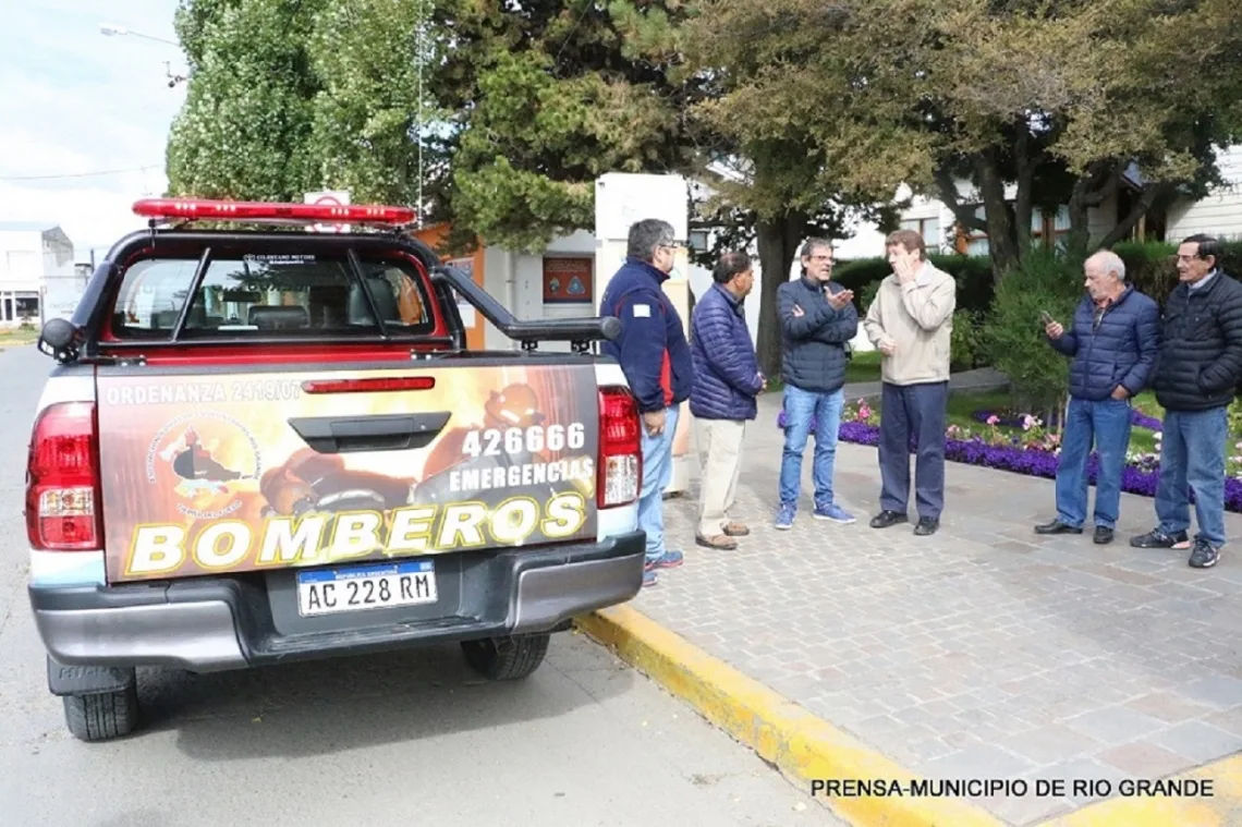 Bomberos voluntarios presentaron la nueva unidad adquirida con subsidio municipal