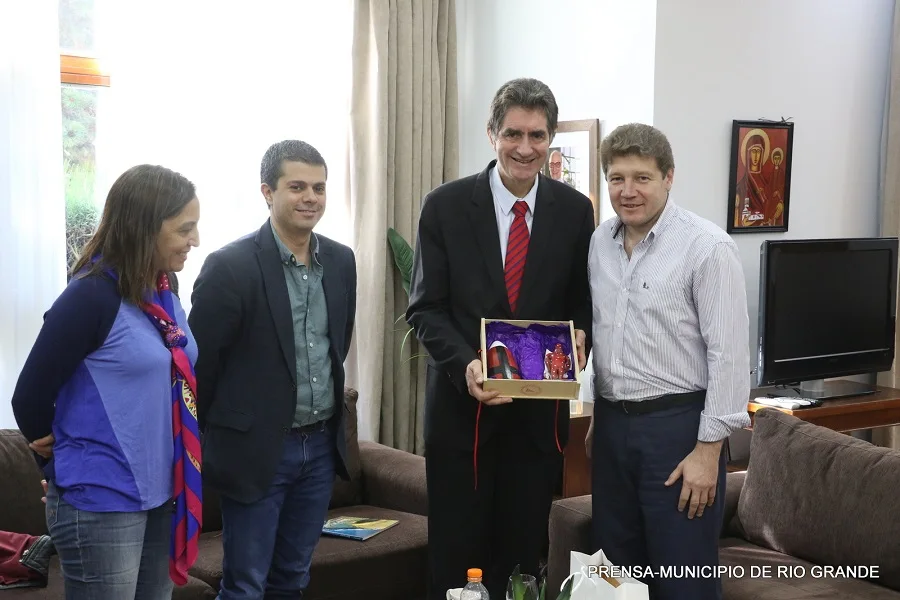 El intendente Melella recibió al asesor Cultural de la Embajada de Francia