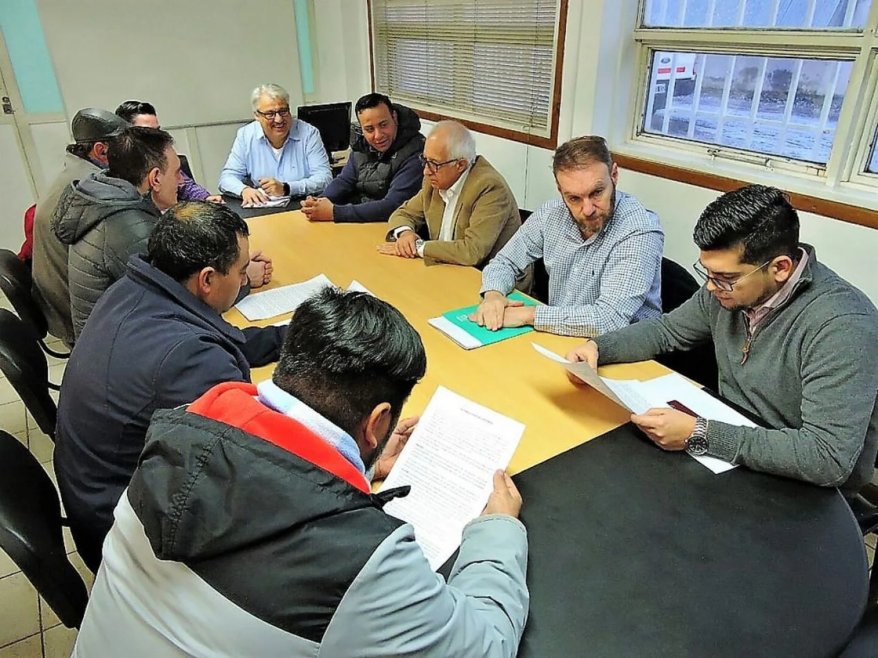 Firma de reincorporacion de empleados de Australtex.