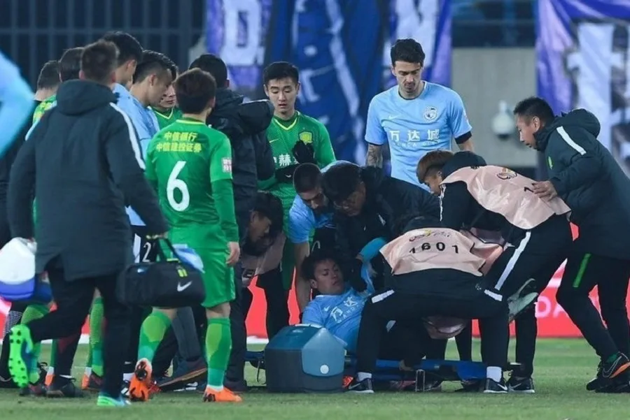 El escalofriante KO de Gaitán en la Liga china: le tuvieron que sacar la lengua.