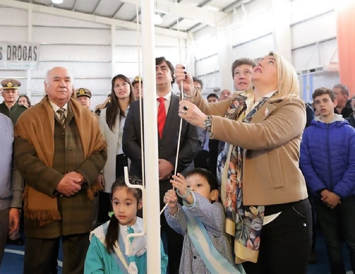 Rosana Bertone, Gustavo Melella, Alejandro Nogar y su padre, Néstor, en el izamiento del Pabellón Nacional.