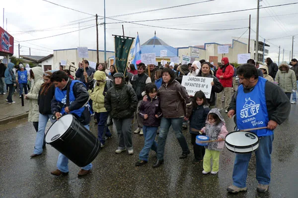 SUTEF movilizó a los docentes por las calles de Río Grande.