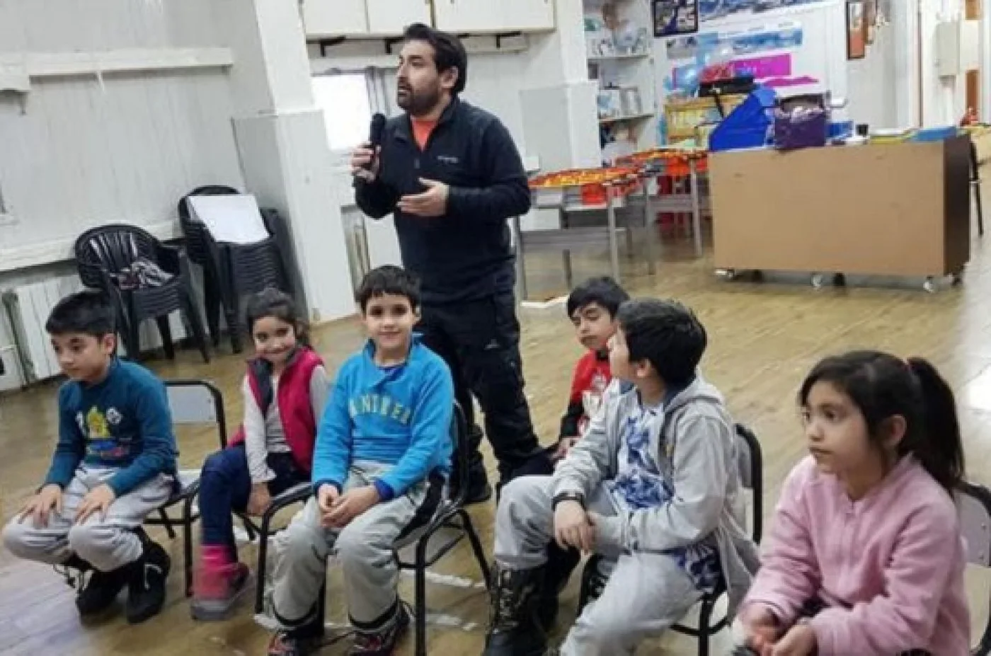 Alumnos y el profesor mientras se desarrollaba la videoconferencia.