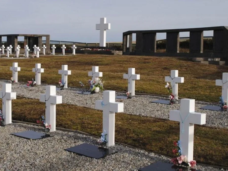  Histórica y emotiva visita de familiares al cementerio en las Malvinas 