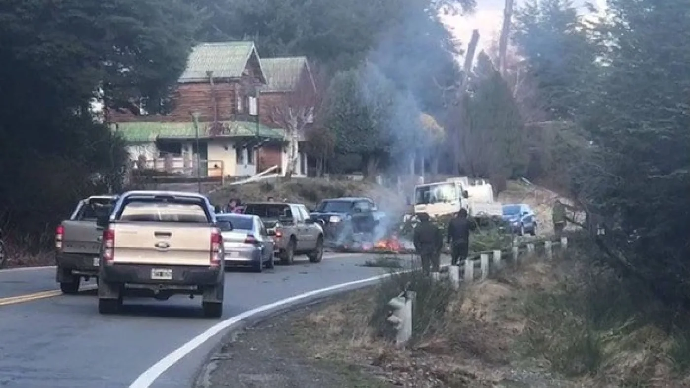 Mapuches cortan la ruta 40