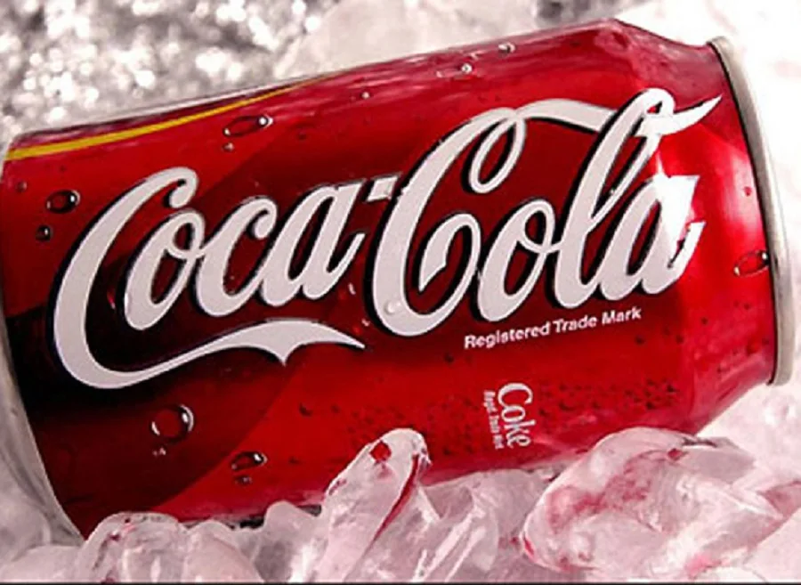 Condenan a una embotelladora de Coca Cola por un profiláctico en una botella