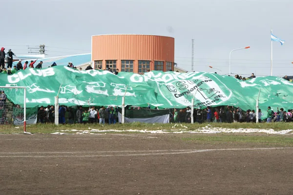 La bandera de Camioneros cubrió toda la tribuna.