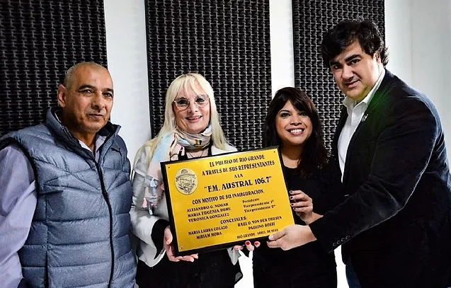 Agustín Arcenegui y Betty Herrera reciben de manos de los concejales Eugenia Duré y Alejandro Nogar.