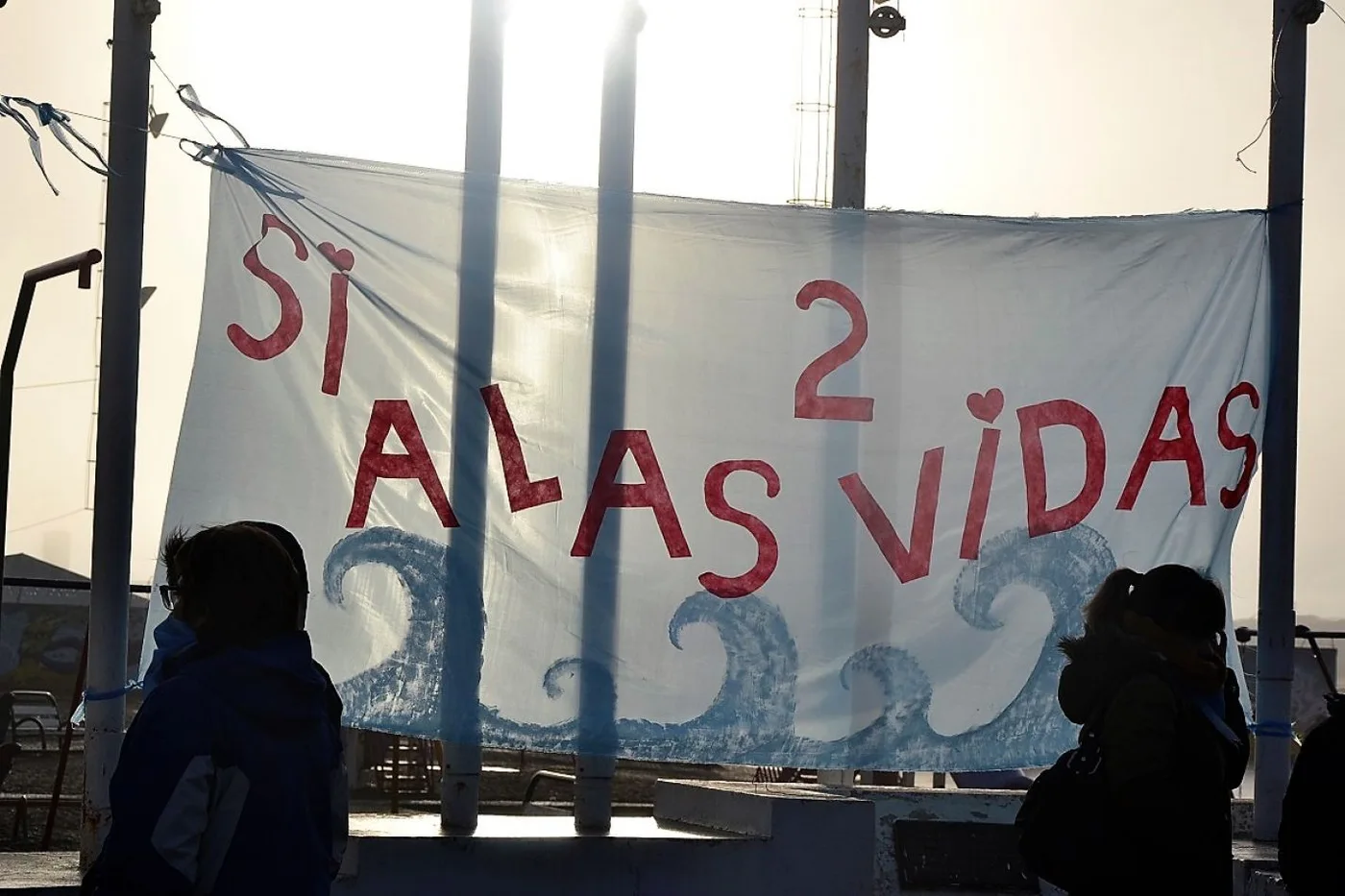 Medio centenar de personas autoconvocadas en la Plaza de las Américas, en favor de las dos vidas.