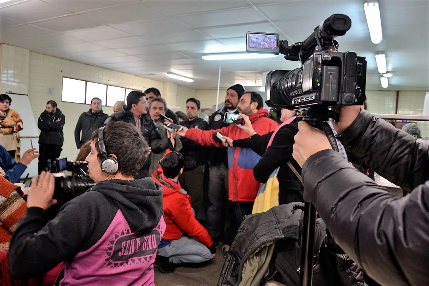 Trabajadores de Audivic se concentraron en la puerta del Ministerio de Trabajo. Hoy a las 10:00 habrá una nueva audiencia. (Foto: Javier Puebla).