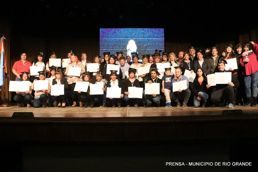 Escuela Municipal de Formación Pública: Melella felicitó a los más de 60 egresados 