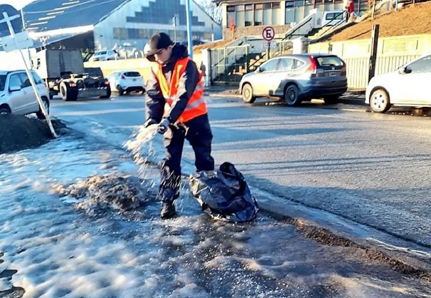 Limpian el hielo de los espacios públicos en Ushuaia.