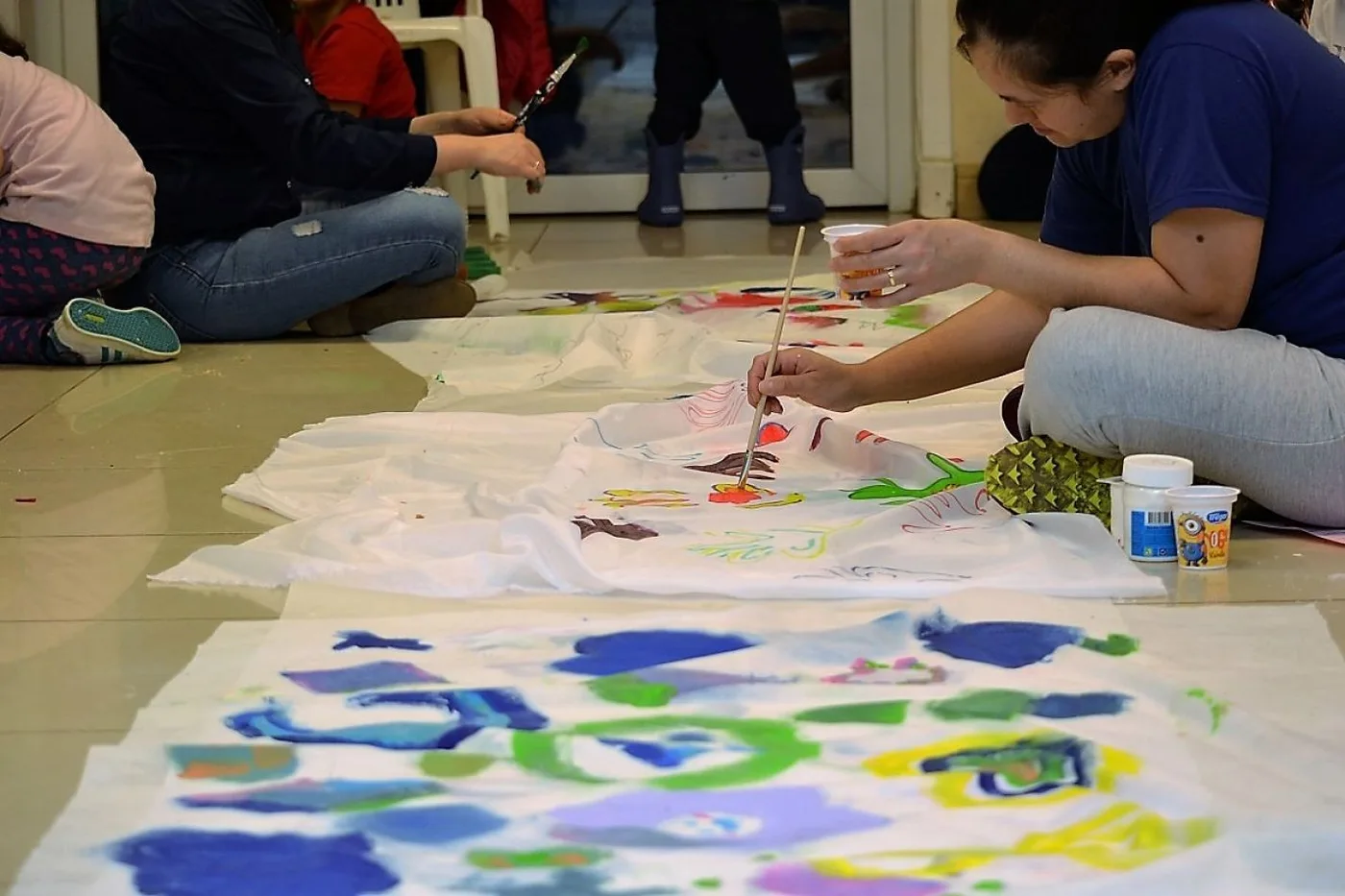 El taller de Artes Plásticas, que se dicta en Yaganes es compartido por la familia.