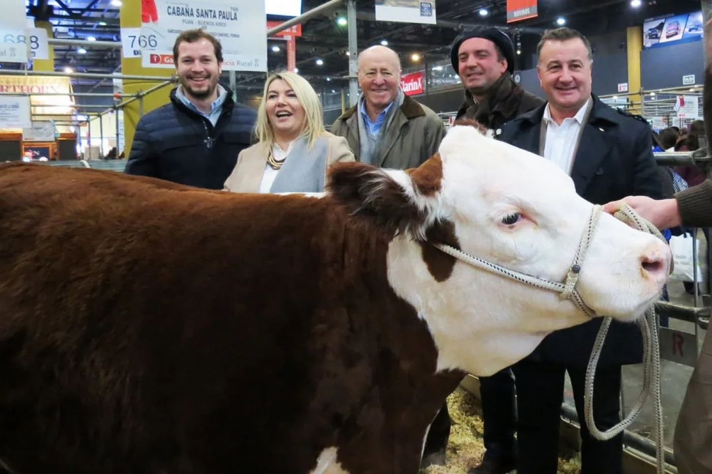 Bertone visitó el stand fueguino.