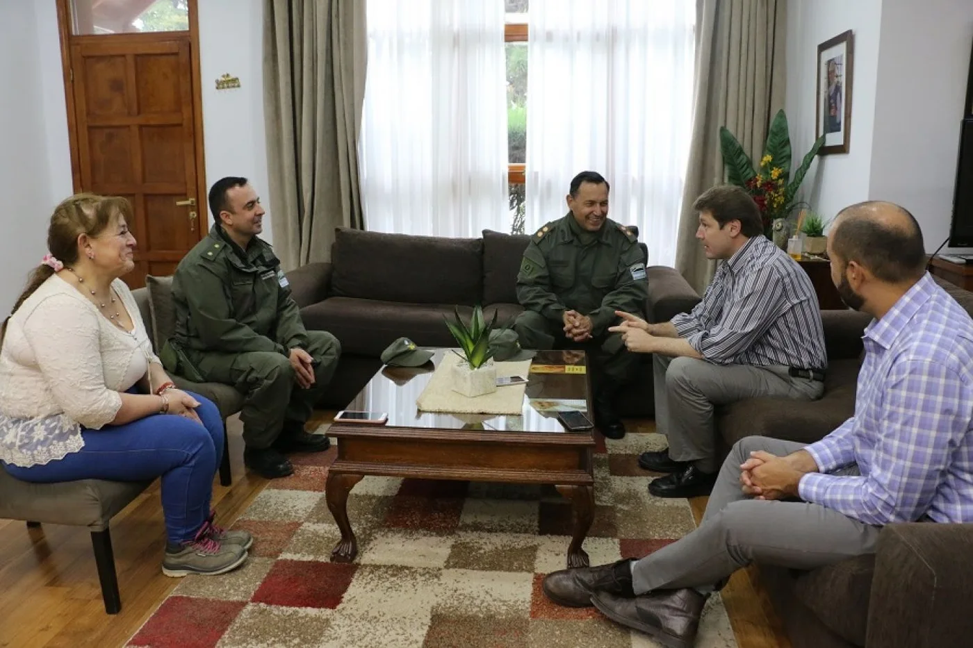 Gustavo Melella con el Jefe de la Región Séptima de Gendarmería Nacional, Cte. General Carlos Antonio Da Silva y con el Comandante Principal Hécto