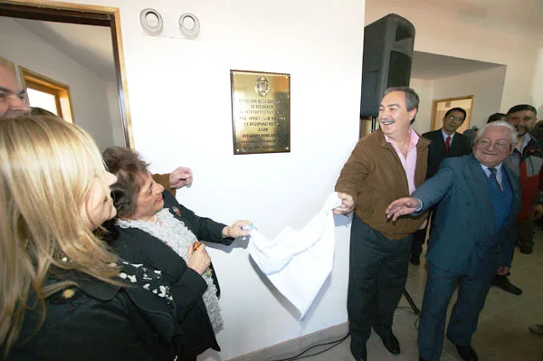 Jorge Martín descubre la placa inaguratoria. A su lado, Esther Andrade y Armín Baeza.