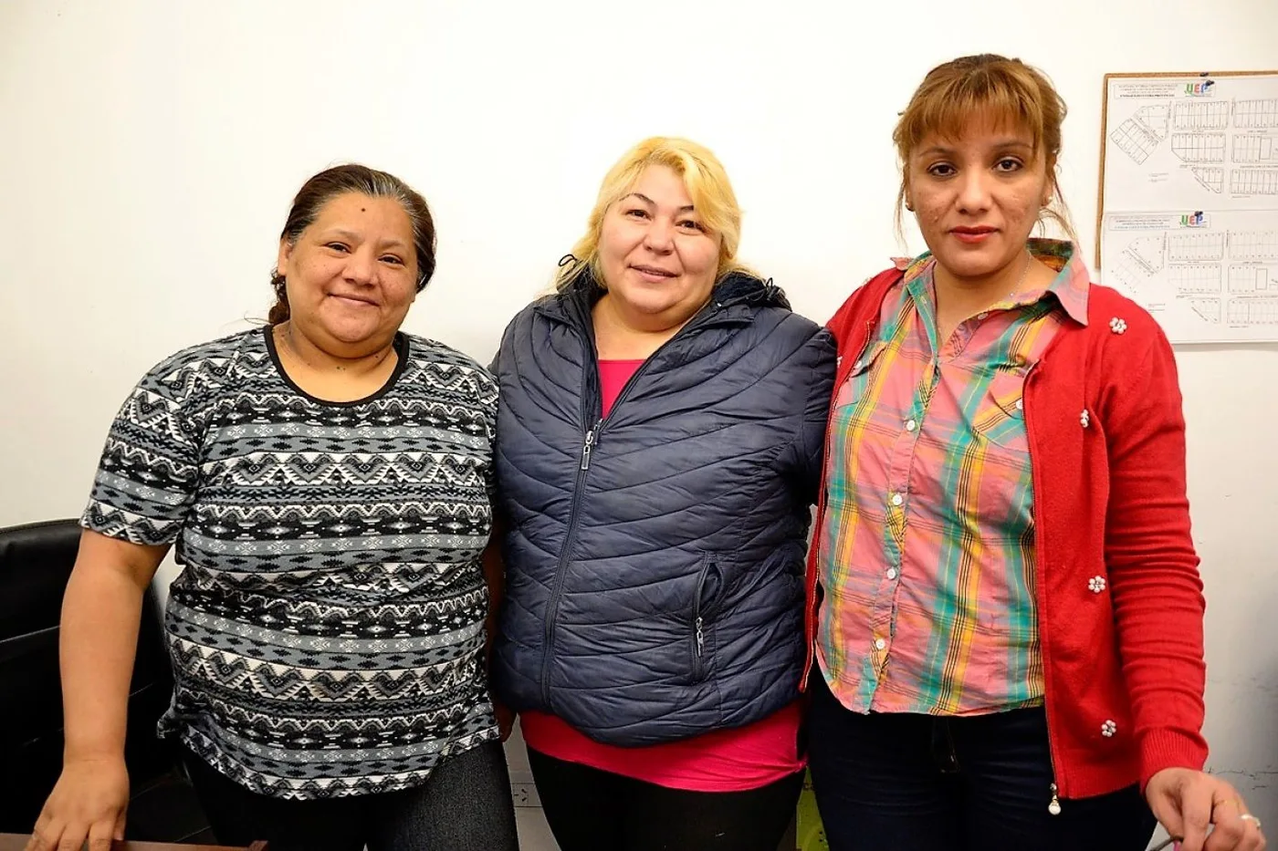 Ramona, en el centro, junto a Gladys y Paula, compañeras de trabajo quienes también colaboran con las tareas comunitarias que se llevan adelante en el