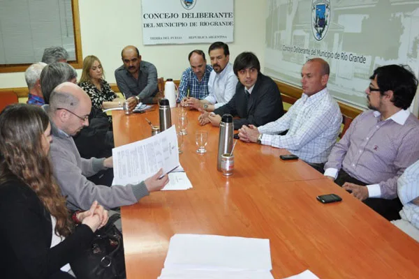 Concejales y funcionarios durante el análisis del Código Tributario municipal.