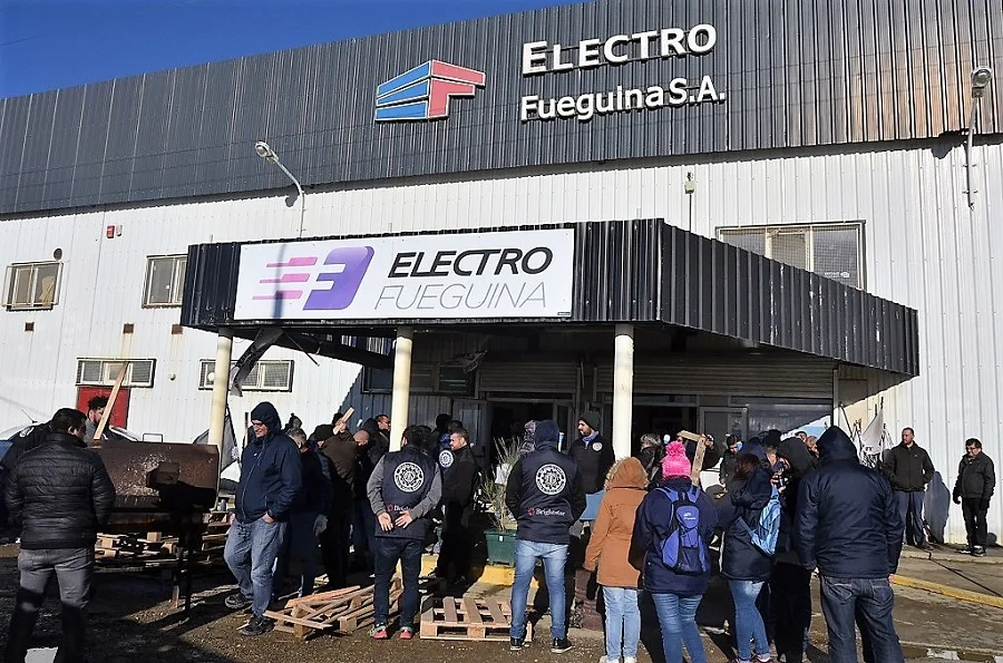 Trabajadores protestan en Electrofueguina por persecusión laboral