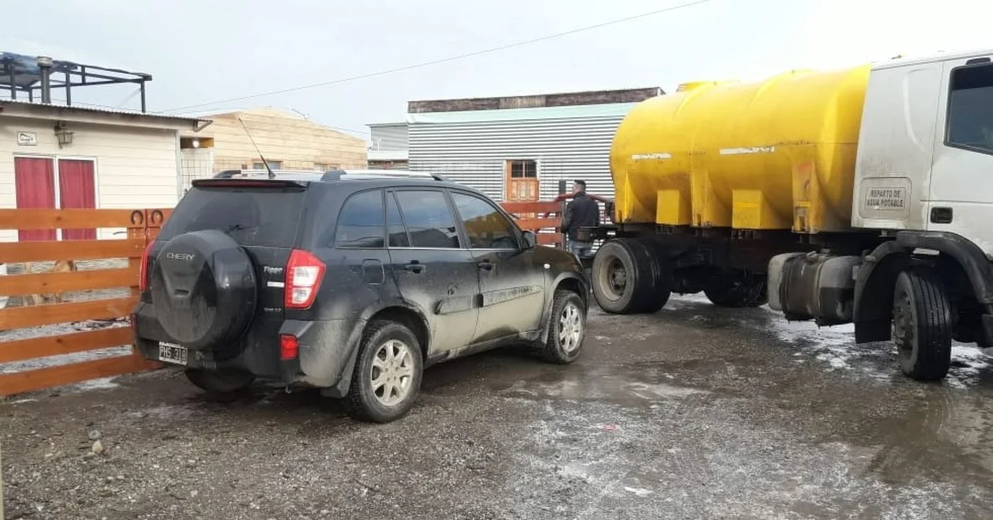 Distribución de agua a vecinos de los barrios de la Margen Sur