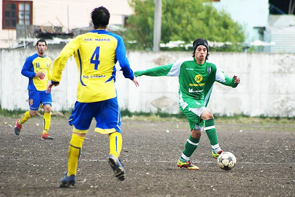 Tras el clásico, Camioneros se confirmó como puntero del torneo. 