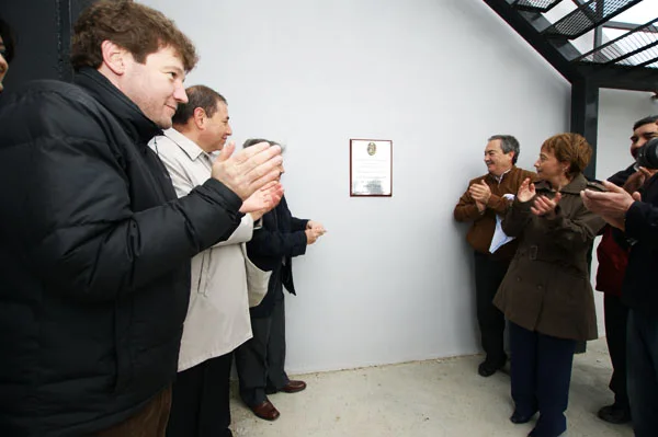 Martín descubre la placa conmemorativa junto a Ríos y Selser.