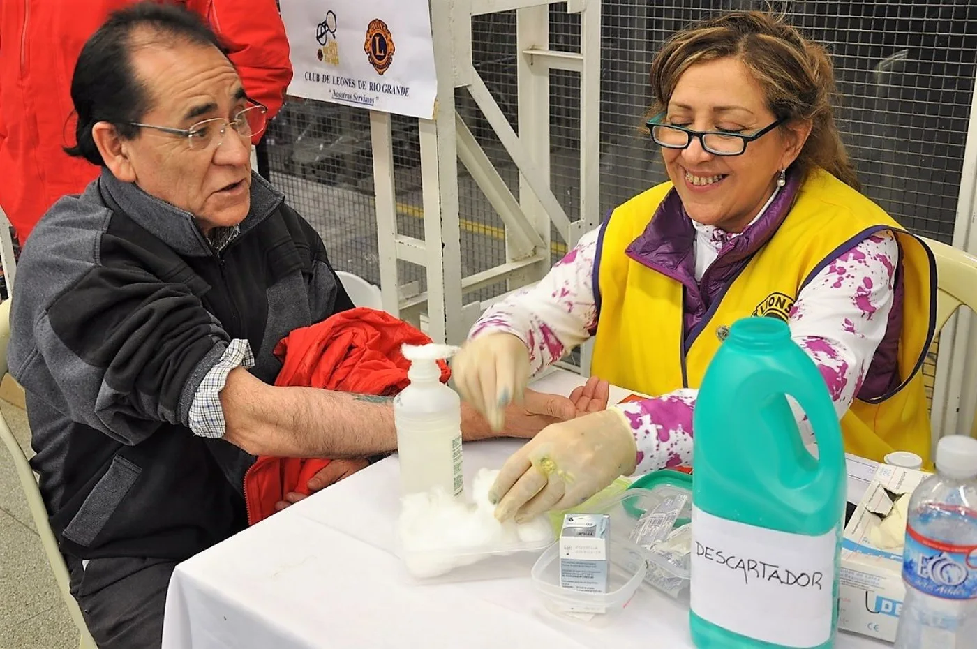 Miden glucosa en una campaña callejera.