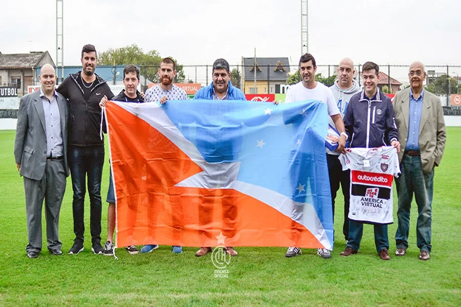 Arcando entregó bandera provincial al club Chacarita