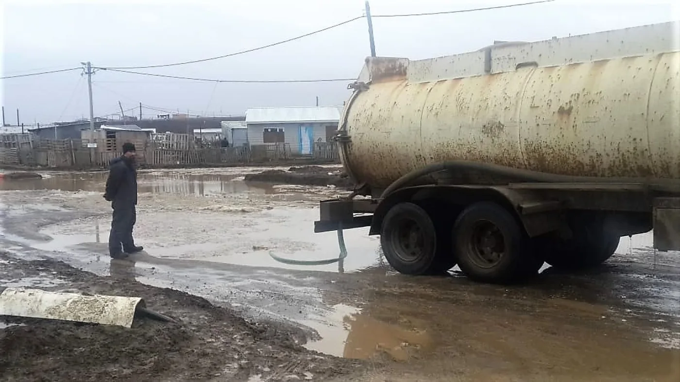 Una cisterna trabaja en las calles de los barrios de la margen sur.