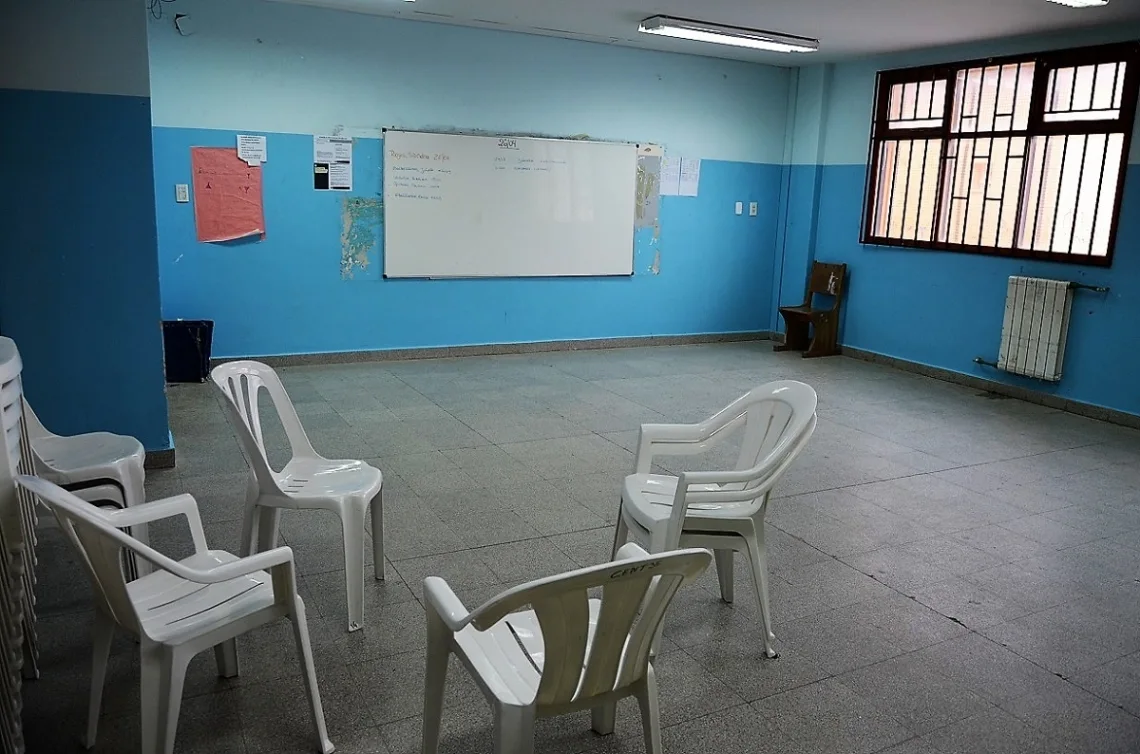 Alumnos del Colegio Piedrabuena protestan por la falta de bancos