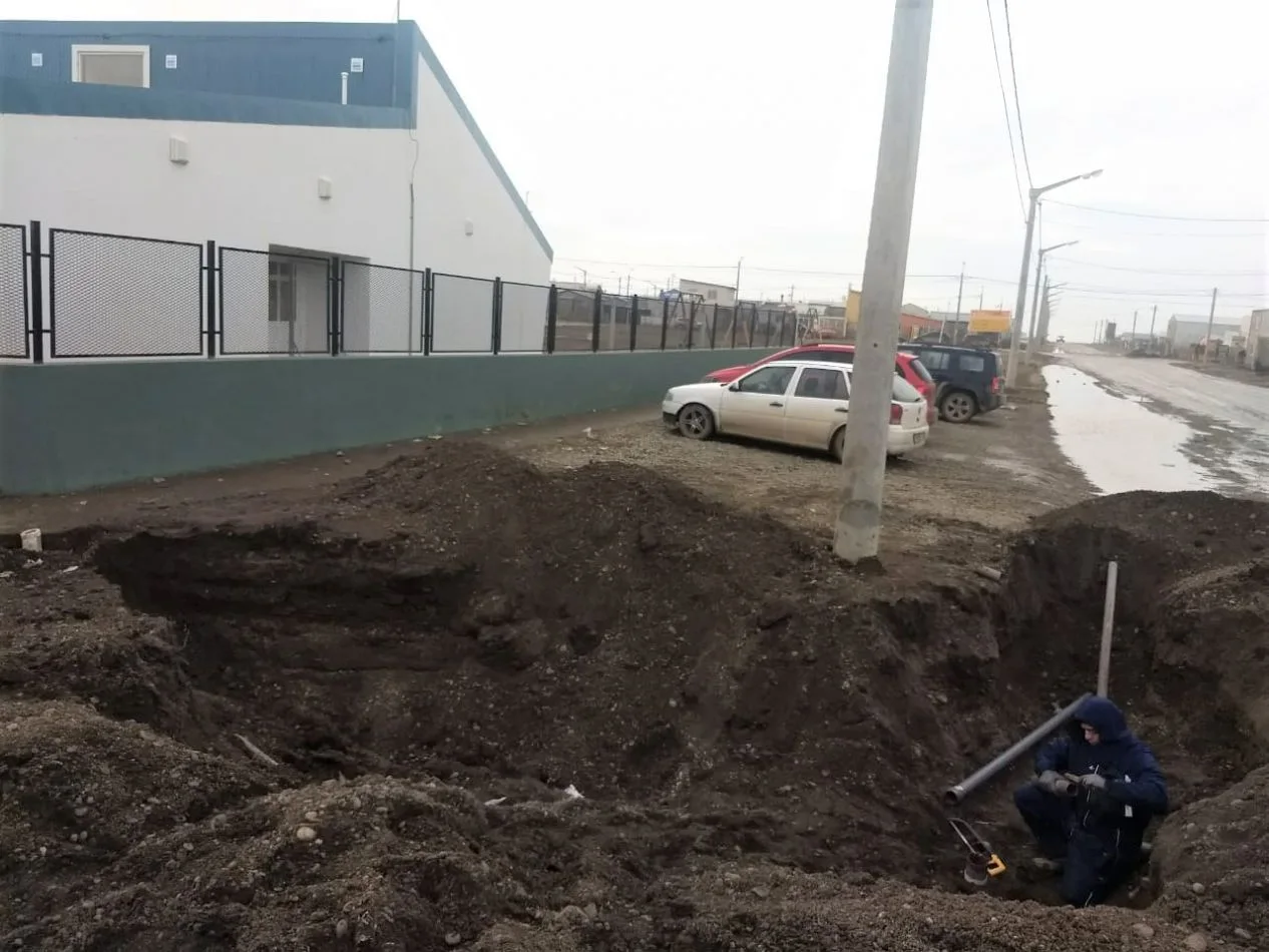 Personal de Obras Sanitarias llevó adelante trabajos de reconexión de agua en escuelas