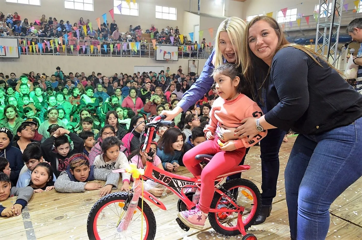 La Gobernadora Bertone y la legisladora Freites entegaron juguetes en el festejo por el Día del Niño.